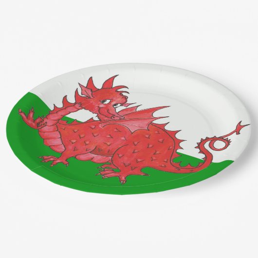 Niedlicher roter Drache auf grünes und Pappteller (Schrägansicht)