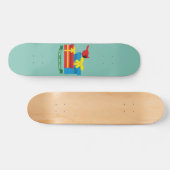 Niedlicher, roter Kardinal eröffnet ein blaues Ges Skateboard (Horizontal)
