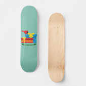 Niedlicher, roter Kardinal eröffnet ein blaues Ges Skateboard (Vorderseite)