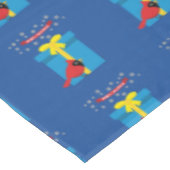 Niedlicher roter Kardinal mit blauem Geschenk Tischdecke (Schrägansicht)
