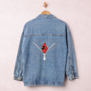 Niedlicher roter Kardinal späht Jeansjacke