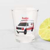 Niedlicher roter Krankenwagen Cartoon Schnapsglas (Vorderseite)
