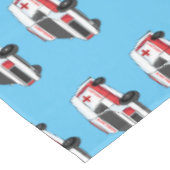 Niedlicher roter Krankenwagen Cartoon Tischdecke (Schrägansicht)