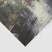 Niedlicher Roter Stall in einem Abgeschiedenen Wal Seidenpapier (Ausschnitt)