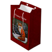 Niedlicher Rotfuchs im Winterschnee Mittlere Geschenktüte (Vorderseite Schrägansicht)