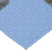 Niedlicher Rotfuchs im Winterschnee Tischdecke (Schrägansicht)