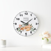 Niedlicher Rotfuchs unter Blume und Grünpflanzen Große Wanduhr (Zuhause)