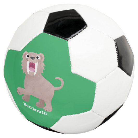 Niedlicher Säbeltoothy Tiger Smilodon Cartoon Fußball (Dreiviertel)