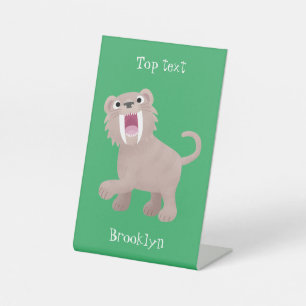 Niedlicher Säbeltoothy Tiger Smilodon Cartoon Sockelschild