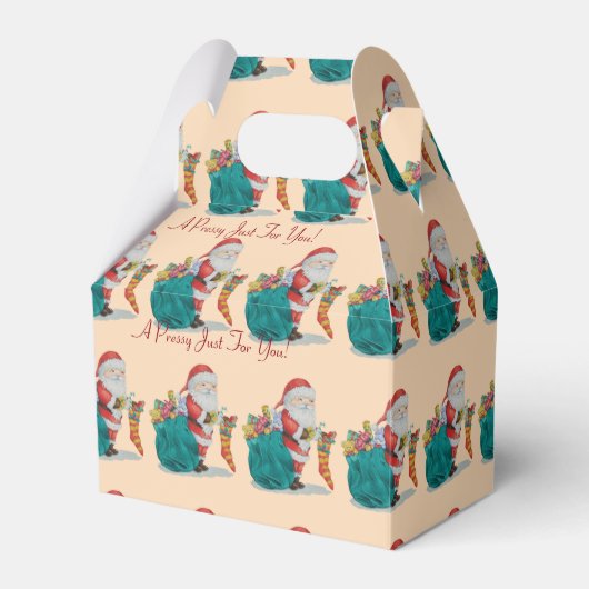 niedlicher Santa, der sich auf Weihnachten vorbere Geschenkschachtel (Vorderseite)