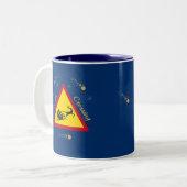 Niedlicher Santa Sleigh Crossing Keramik Zwei-Tone Zweifarbige Tasse (Vorderseite Links)
