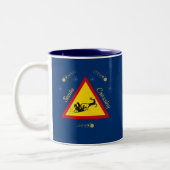 Niedlicher Santa Sleigh Crossing Keramik Zwei-Tone Zweifarbige Tasse (Links)