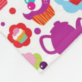 Niedlicher Schalenkuchen und Teetopf Fleecedecke (Ecke)