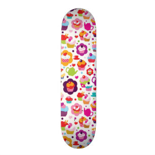 Niedlicher Schalenkuchen und Teetopf Skateboard