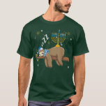 Niedlicher Schlaf Sloth Menorah Jüdischer Urlaub H T-Shirt<br><div class="desc">Niedlicher Schlaf Sloth Menorah jüdischer Urlaub Hanukkah Chanukah.</div>