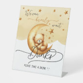 Niedlicher Schlafbär auf dem Mond Babyduschgetränk Sockelschild (Vorderseite)