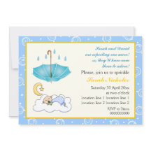 Niedlicher schlafender Junge, der blau und gelb st