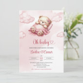 Niedlicher schlafender Teddybär in rosa Himmel und Einladung (Stehend Vorderseite)