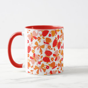 Niedlicher Schmetterling im Blumengarten in Rot-Or Tasse