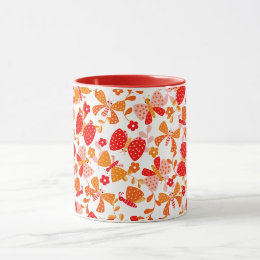 Niedlicher Schmetterling im Blumengarten in Rot-Or Tasse (Zentrum)