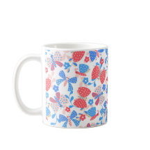 Niedlicher Schmetterling im Blumengarten in Rot un