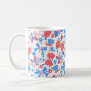 Niedlicher Schmetterling im Blumengarten in Rot un Kaffeetasse