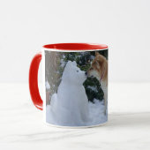 niedlicher Schneehund akita küsst Schneemann Tasse (Vorderseite Links)