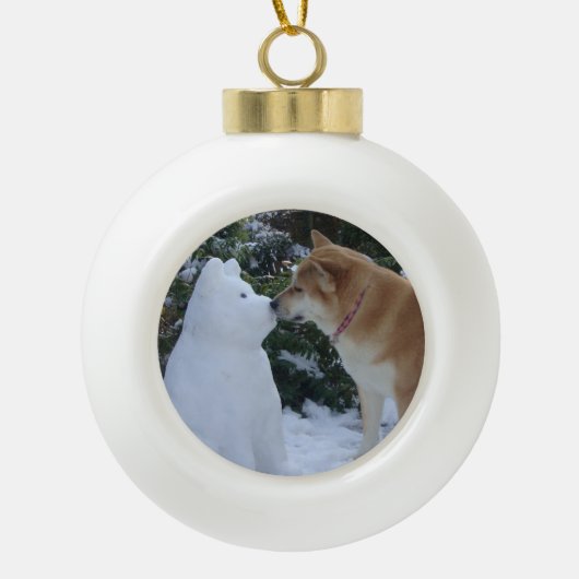 niedlicher Schneehund Keramik Kugel-Ornament (Vorderseite)