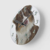 Niedlicher Schneehund Runde Wanduhr (Winkel)