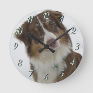 Niedlicher Schneehund Runde Wanduhr