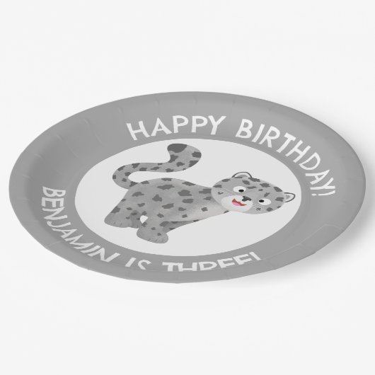 Niedlicher Schneeleopard personalisiert Cartoon Ge Pappteller (Schrägansicht)