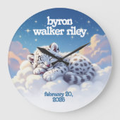 Niedlicher Schneeleopardenschläft auf Wolken-Kinde Große Wanduhr (Vorderseite)