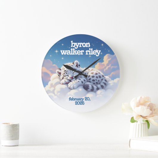 Niedlicher Schneeleopardenschläft auf Wolken-Kinde Große Wanduhr (Zuhause)