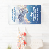 Niedlicher Schneeleopardenschlauch auf Wolkendusch Banner (Insitu)