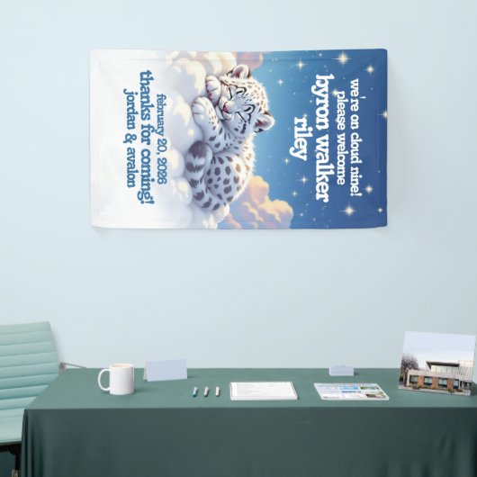 Niedlicher Schneeleopardenschlauch auf Wolkendusch Banner (Messeveranstaltung)