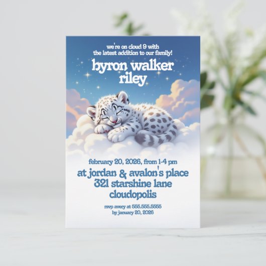 Niedlicher Schneeleopardenschlauch auf Wolkendusch Einladung (Stehend Vorderseite)