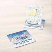 Niedlicher Schneeleopardenschlauch auf Wolkendusch Rechteckiger Pappuntersetzer (Vor Ort)