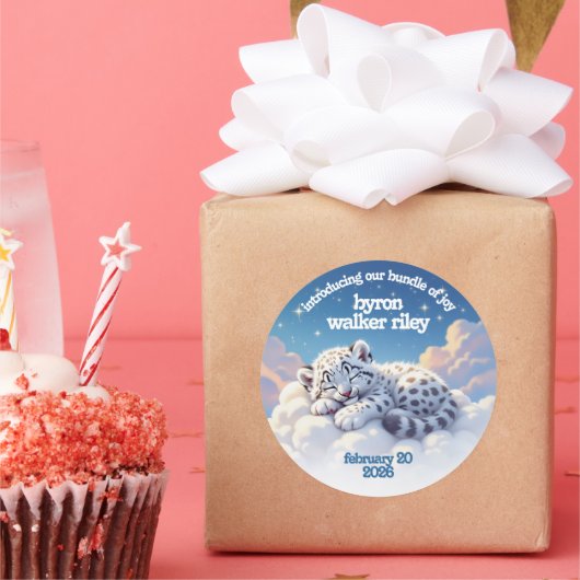 Niedlicher Schneeleopardenschlauch auf Wolkendusch Runder Aufkleber (Party)