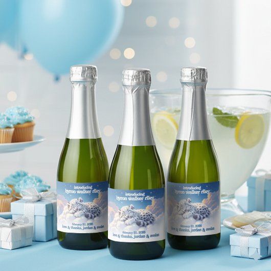 Niedlicher Schneeleopardenschlauch auf Wolkendusch Schaumweinetikett