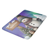 Niedlicher Schneemann am Nordpol mit Nordlichter Badematte (Schrägansicht)