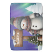 Niedlicher Schneemann am Nordpol mit Nordlichter Badematte (Vorderseite Vertikal)