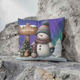 Niedlicher Schneemann am Nordpol mit Nordlichter Kissen