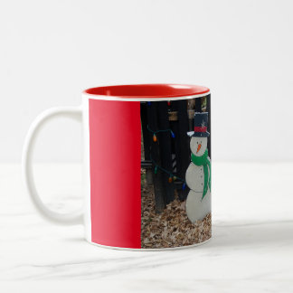 Niedlicher Schneemann auf dem Bauernhof Zweifarbige Tasse