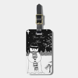 Niedlicher Schneemann, der bei Weihnachten im Schn Gepäckanhänger