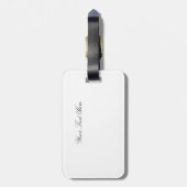 Niedlicher Schneemann, der bei Weihnachten im Schn Gepäckanhänger (Rückseite vertikal)