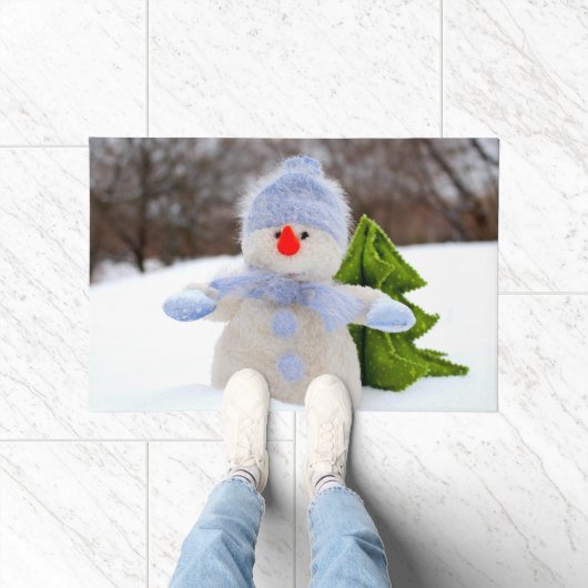 Niedlicher Schneemann in Blue Hat Fußmatte (Indoor)