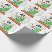 Niedlicher Schneemann in einem Schneeglobe mit Wei Geschenkpapier (Ecke)