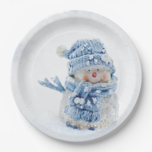 Niedlicher Schneemann in Winterfotografie Weihnach Pappteller (Vorderseite)