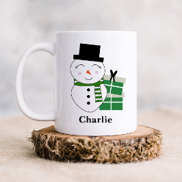 Niedlicher Schneemann mit grünen Weihnachtsgeschen Kaffeetasse