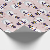 Niedlicher Schneemann mit Zylinder auf rosa Hinter Geschenkpapier (Ecke)